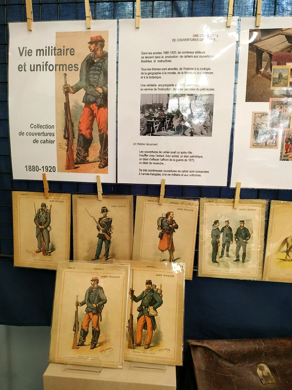 couvertures de cahiers militaristes à l'écomusée des écoles de Lille