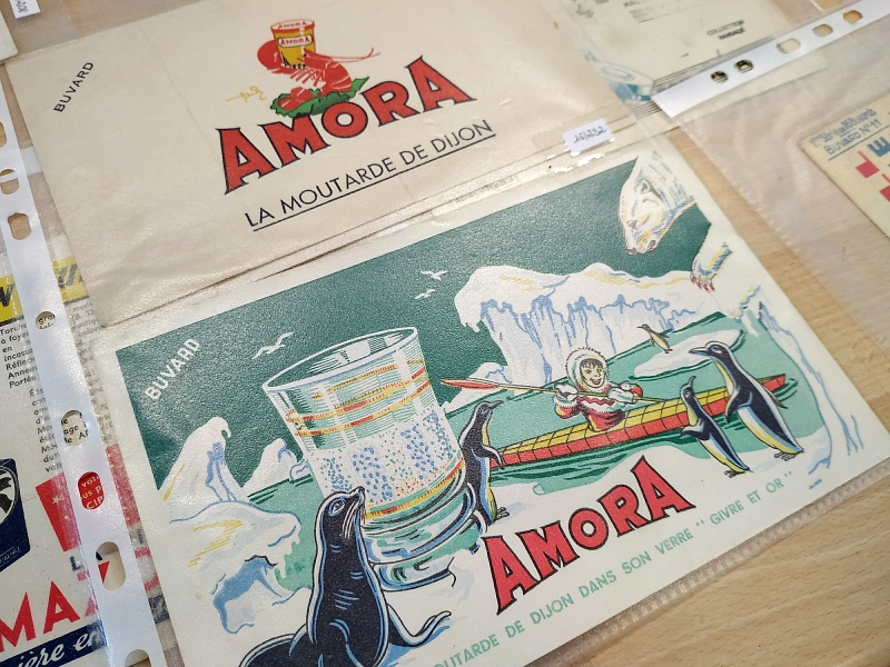 buvard publicitaire Amora à l'écomusée des écoles de Lille