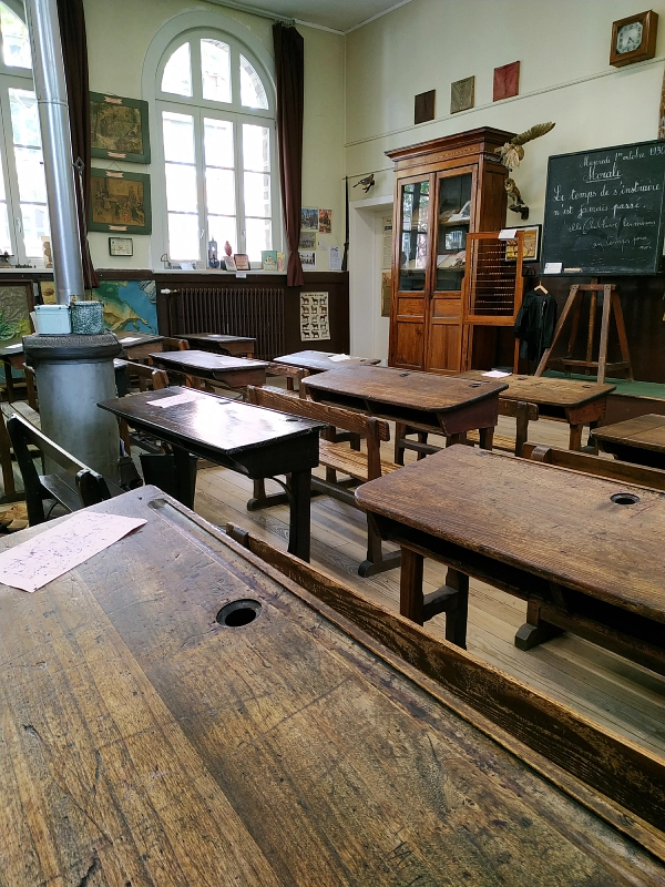 les bureaux de la classe 1930 de l'écomusée des écoles de Lille