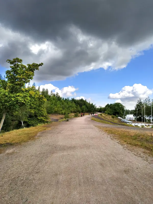 on monte vers le sommet du terril des Argales