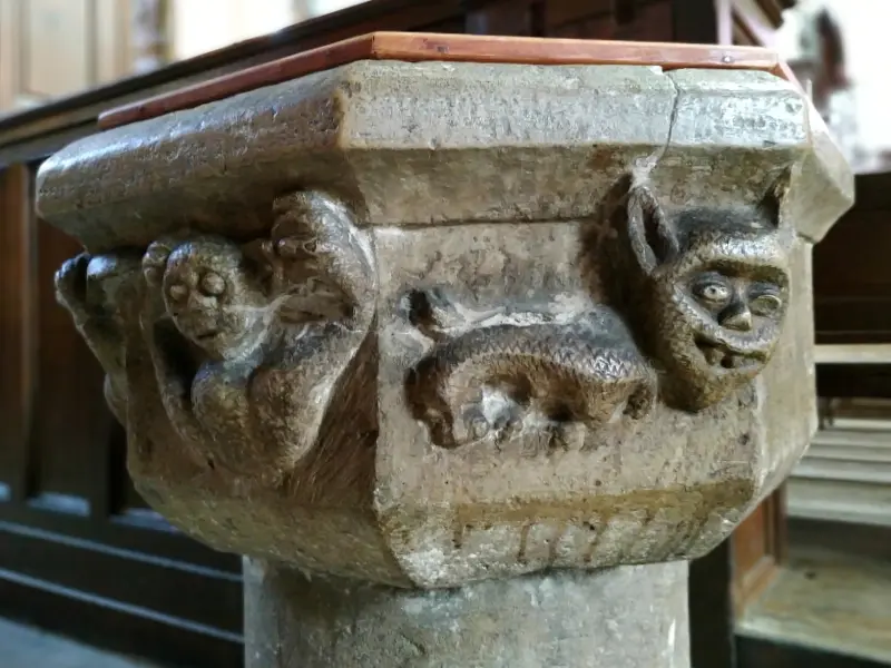 la cuve de bénitier dans l'église Saint Jacques de Compiègne