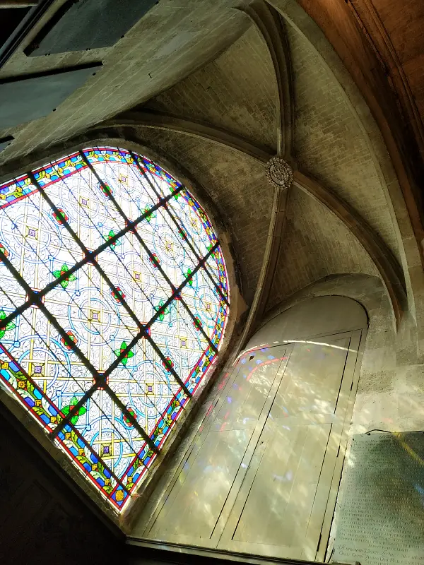 l'un des vitraux de l'église Saint Jacques de Compiègne