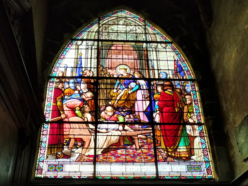 vitrail de Saint Louis dans l'église Saint Jacques de Compiègne