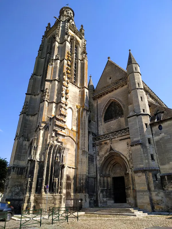 la tour et la façade non terminée de l'église Saint Jacques de Compiègne