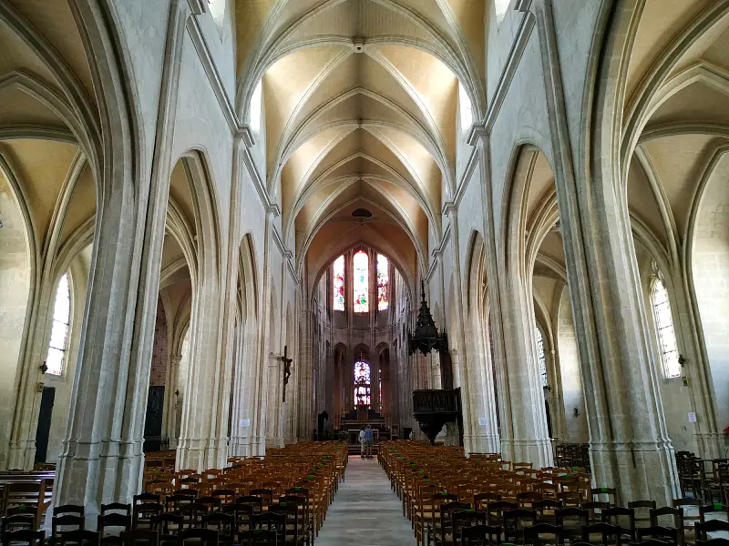 intérieur de l'église Saint Antoine de Compiègne