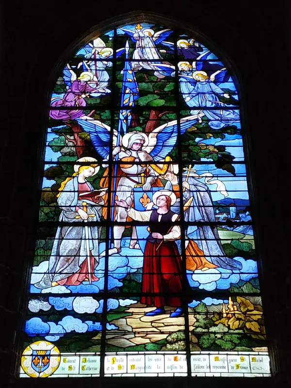 vitrail de Jeanne d'Arc dans l'église Saint Antoine de Compiègne