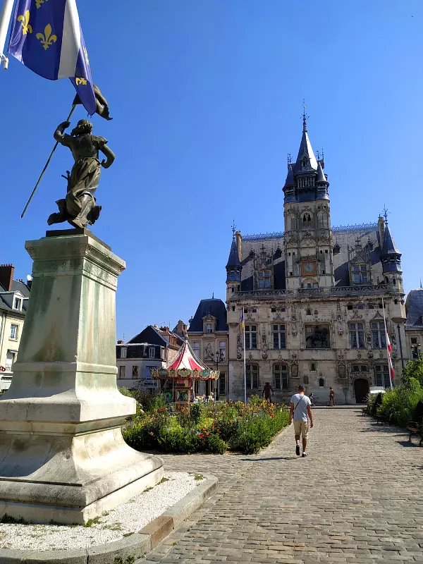 la statue de jeanne d'arc devant l'hôtel de ville de Compiègne