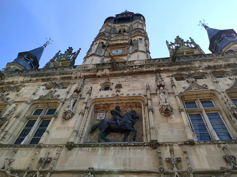 la façade de l'hôtel de ville de Compiègne