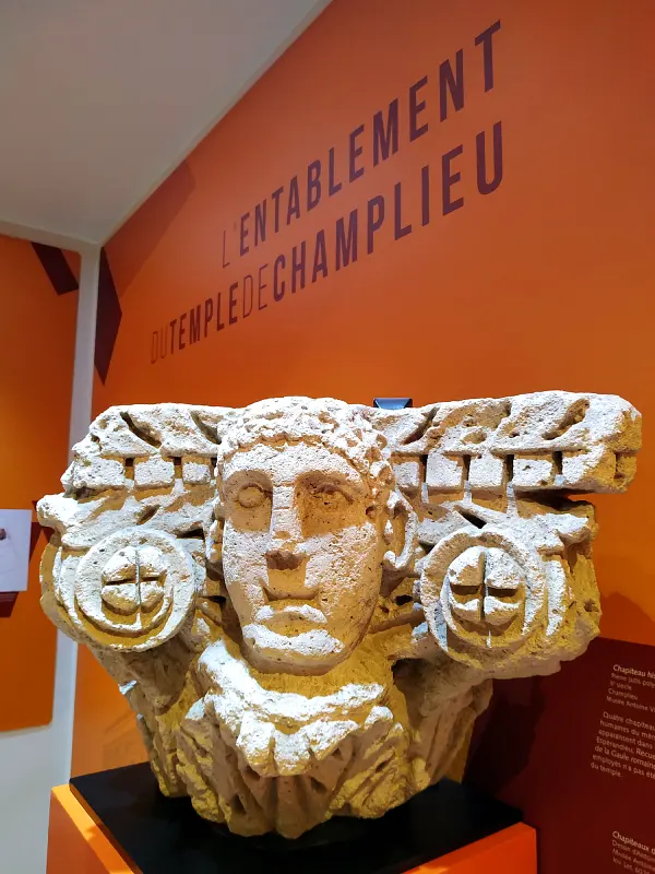 les blocs du temple gallo romain dans le musée Antoine Vivenel de Compiègne
