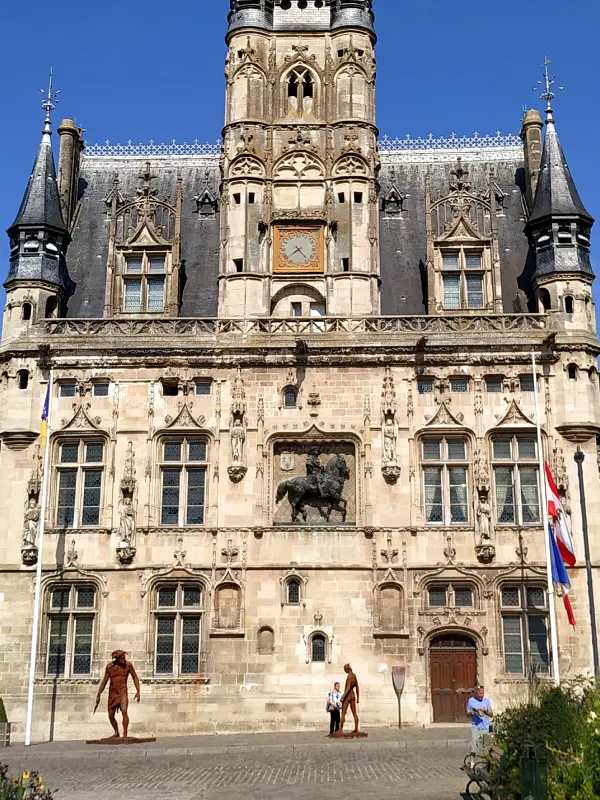 la statue équestre de l'hôtel de ville de Compiègne