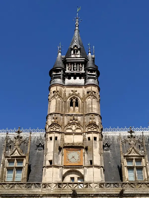 le beffroi de l'hôtel de ville de Compiègne