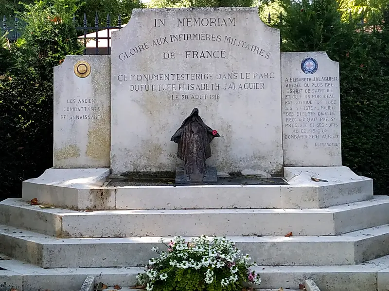 le monument aux infirmières de Pierrefonds
