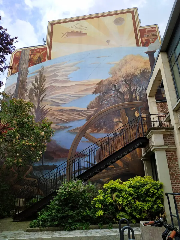 La belle fresque de la cour de la maison de Jules Verne
