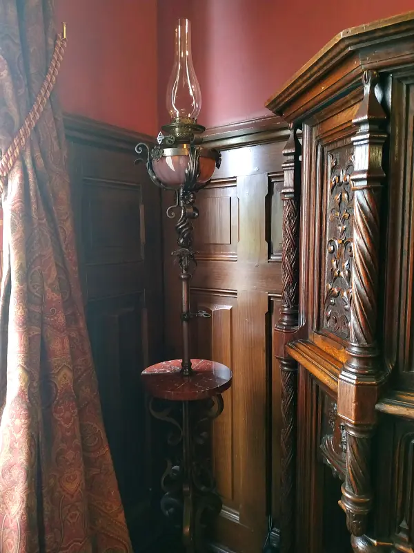 Luminaire et meuble sculpté dans la maison de Jules Verne