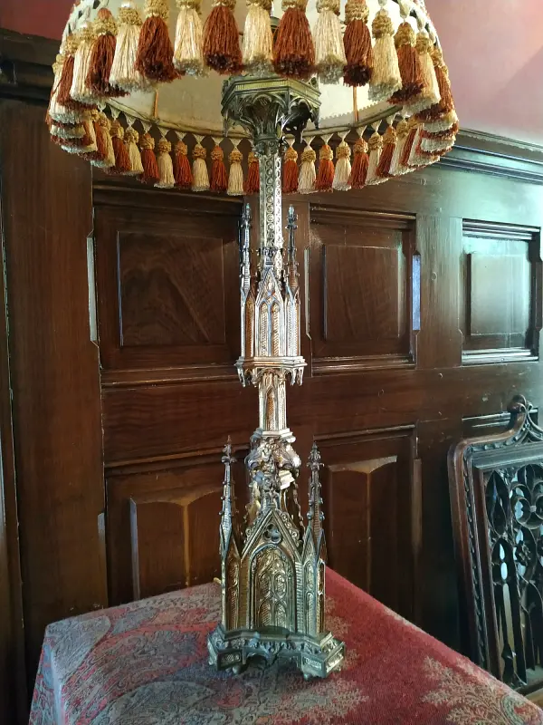 Pieds de lampe néo-gothique dans le salon