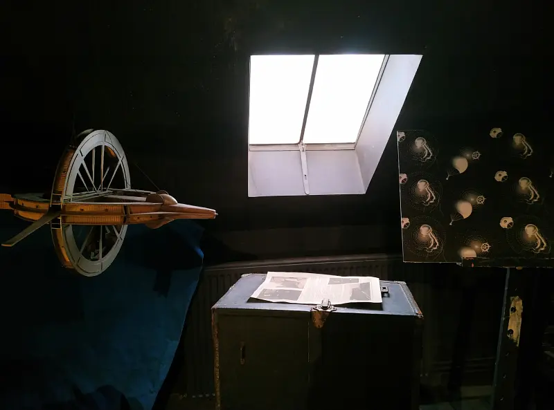 une machine reconstituée et un morceau de tapisserie