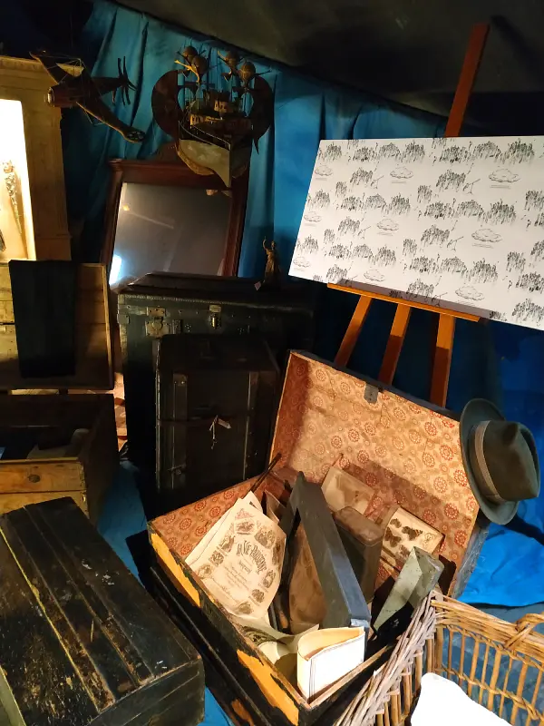 le grenier et ses malles de famille