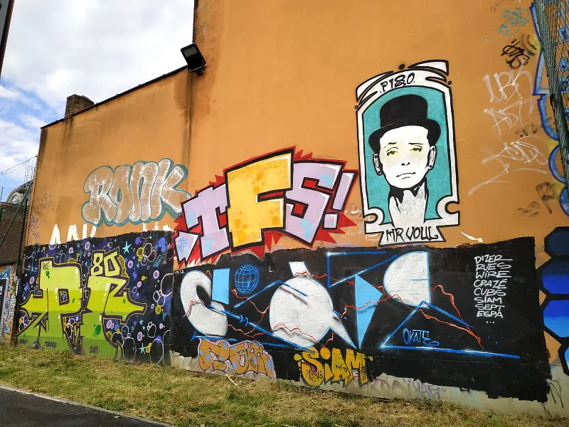 détail d'un mur du terrain de basket street art à Roubaix