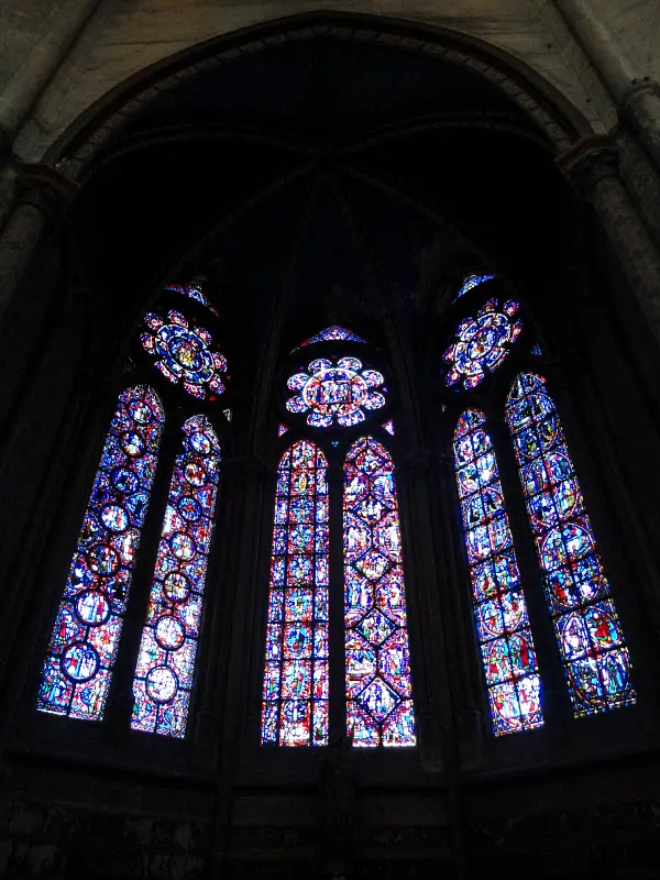 la chapelle Notre Dame et ses vitraux du 13e siècle