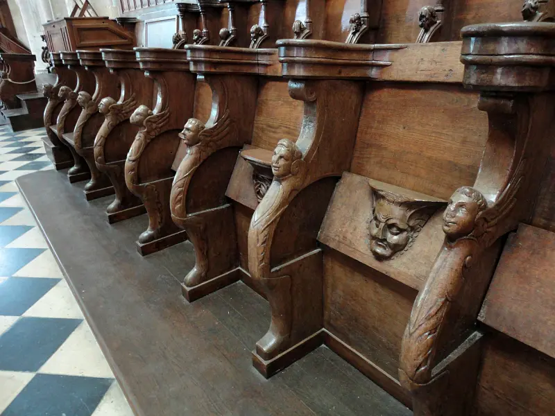 les stalles sculptées de la cathédrale de Beauvais