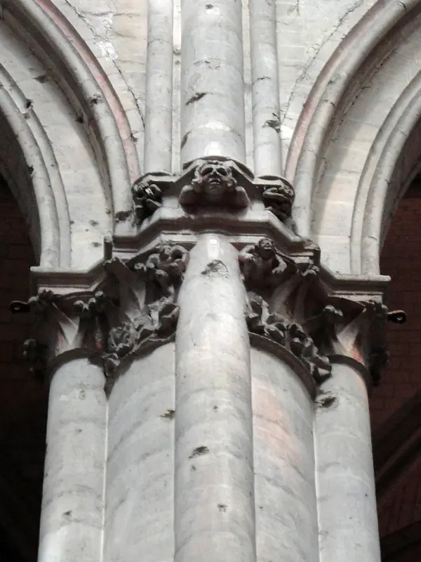 détail des colonnes de la cathédrale de Beauvais