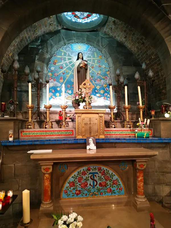 la chapelle dédiée à la sainte dans l'église sainte Thérèse de Wattrelos