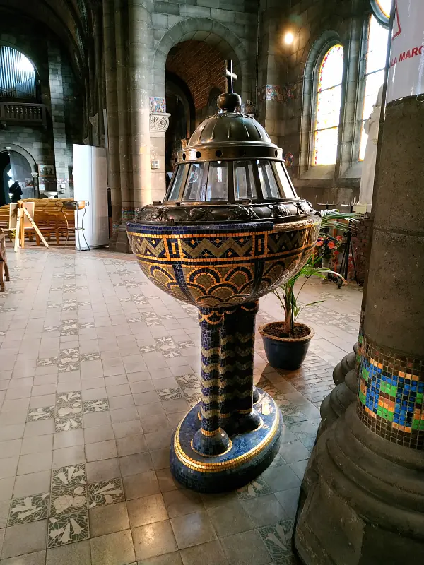 les fonts baptismaux recouverts de mosaïques bleues