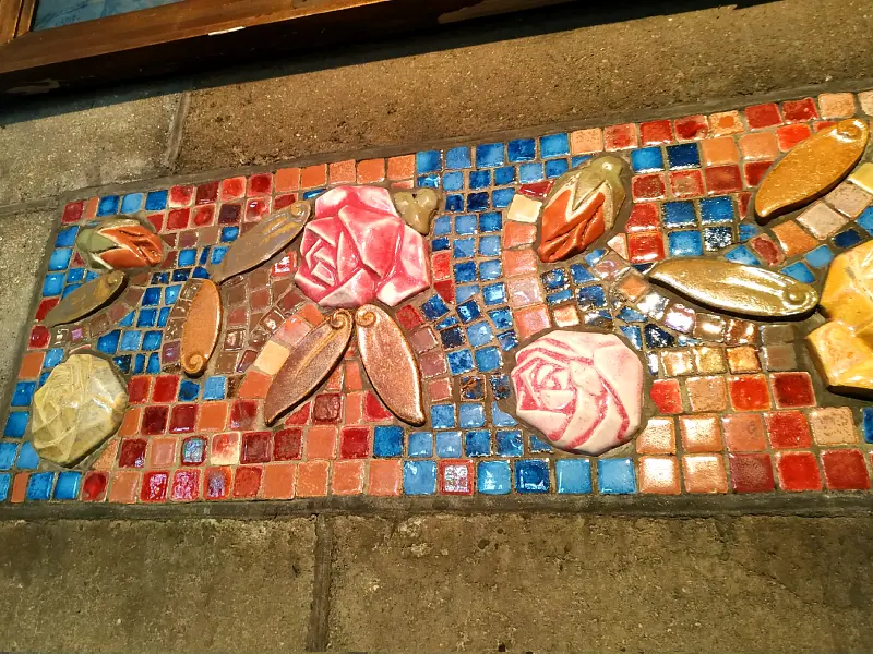 détail d'une frise en mosaïque dans l'église sainte Thérèse de Wattrelos