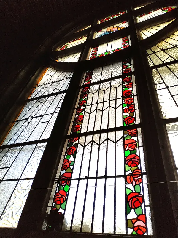 détail des roses d'un vitrail