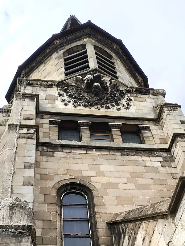 les séraphins en béton de l'église sainte Thérèse de Wattrelos