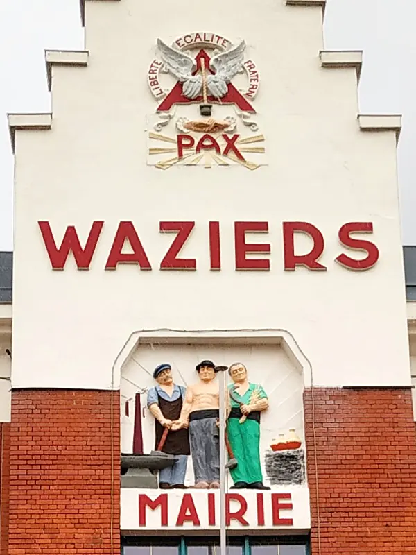 Échappé Art déco : détail de l'hôtel de ville de Waziers