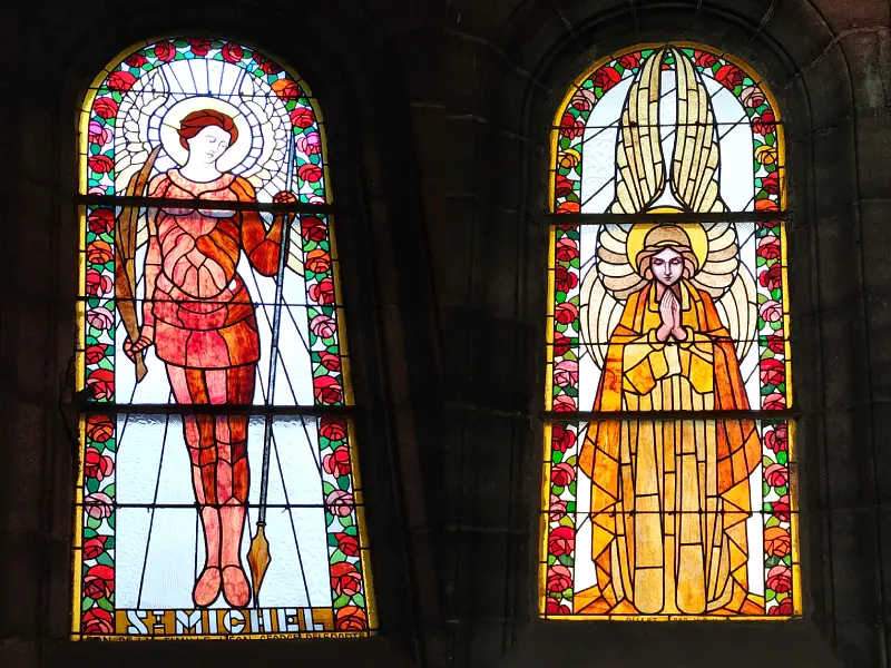 Saint Michel est un ange, splendides vitraux dans l'église sainte Thérèse de Wattrelos