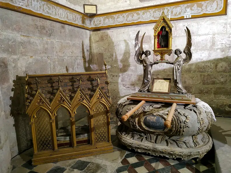 Le trésor de la basilique, dont la main de Saint Quentin