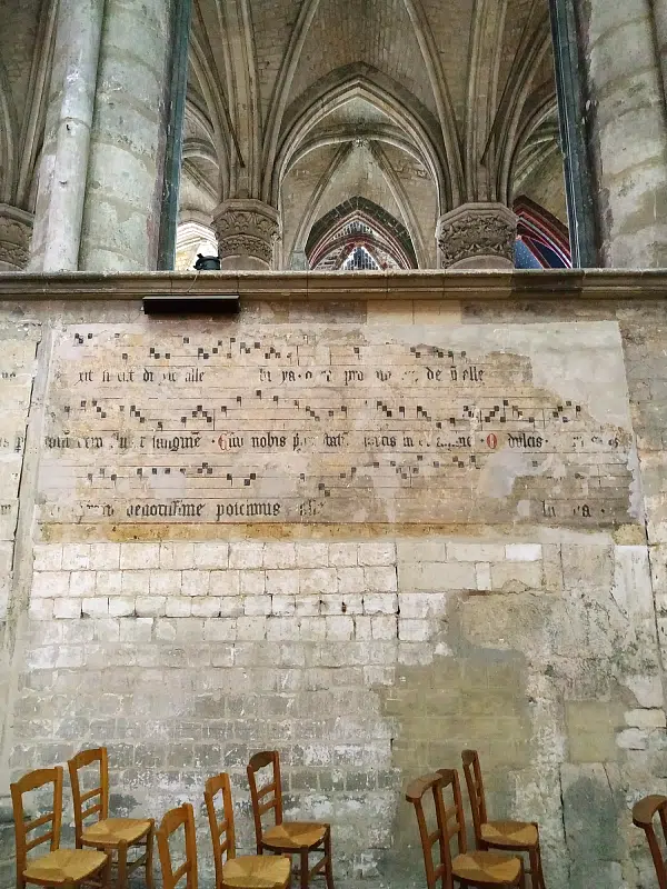 Partition musicale du 15e siècle dans l'église de Saint-Quentin