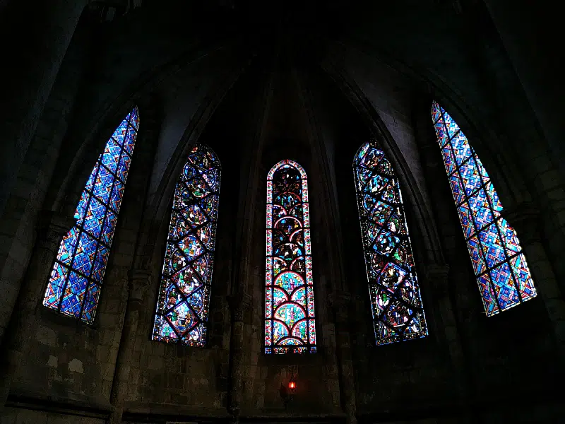 vitrail du 13e siècle dans le choeur