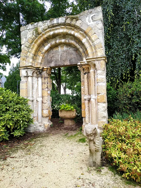 portail de l'ancienne église de Douchy