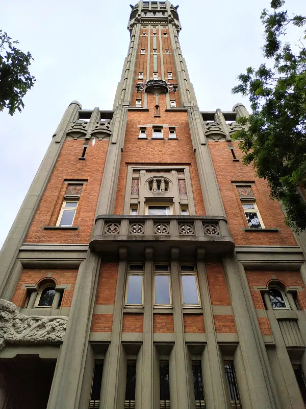 art déco et élégance du beffroi de l'hôtel de ville de Lille