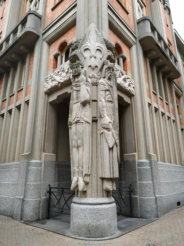 lydéric et phinaert au pied du beffroi de l'hôtel de ville, à Lille