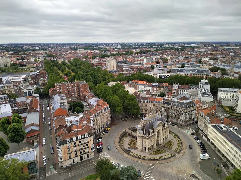 vu sur la porte de Paris depuis le beffroi de l'hôtel de ville de Lille