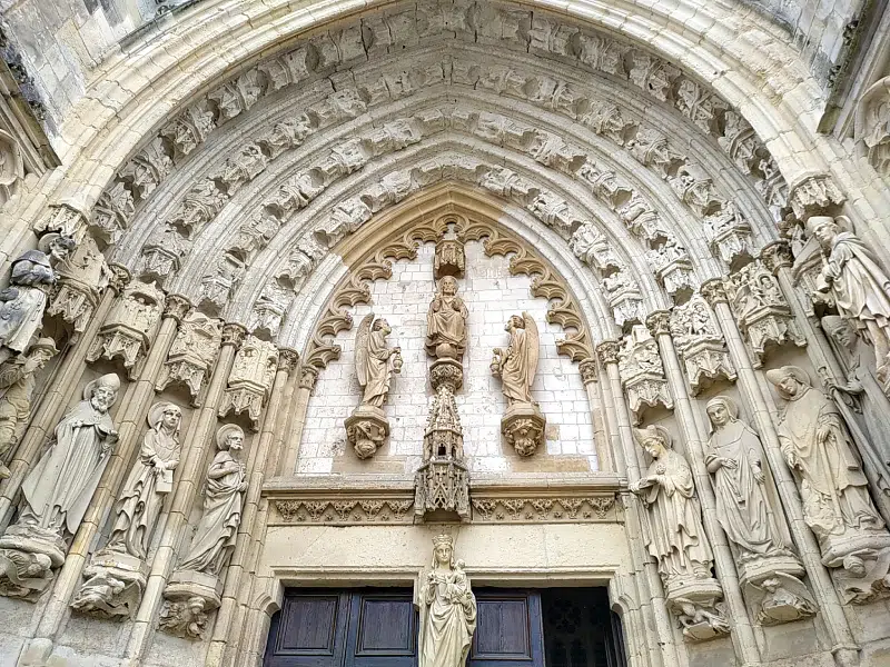 le portail de l'abbatiale saint saulve