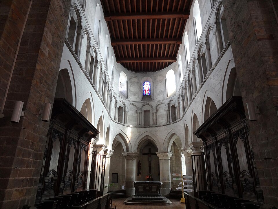 Intérieur du choeur vers l est de la collégiale saint omer de lillers