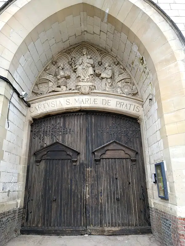 portail d'entrée de la chartreuse de neuville sous montreuil