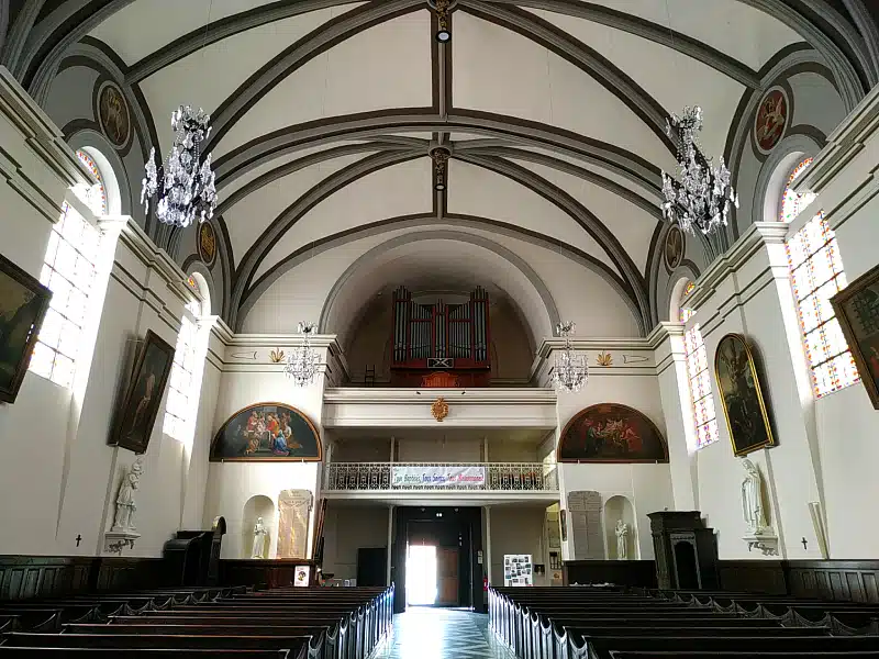 vue vers l'orgue dans l'église Saint Wulphy